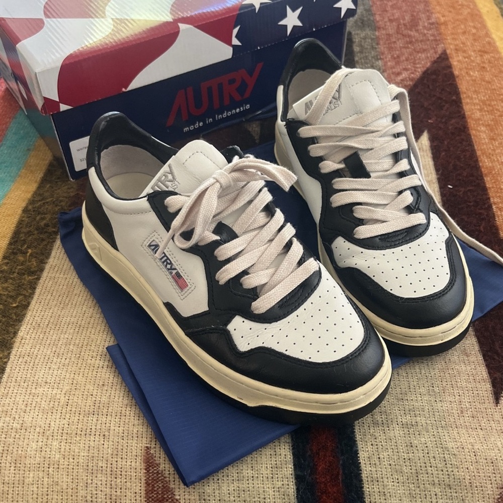 AUTRY MEDALIST BLACK SNEAKERS